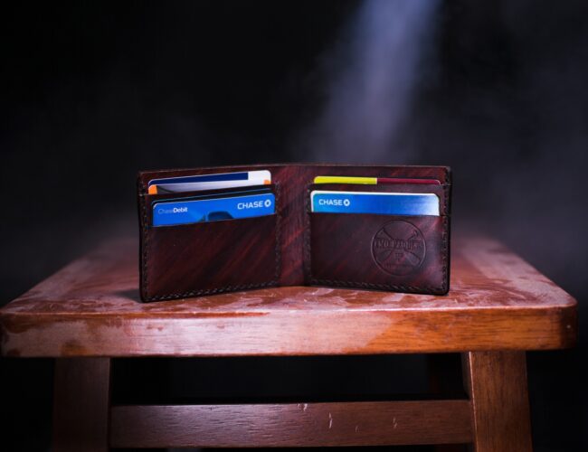 Vad är Skillnaden Mellan Kreditkort och Bankkort? Förklarat!